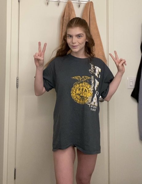 sexyredinbed model nudes pic