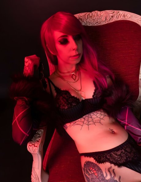 SerasCosplay model top pic