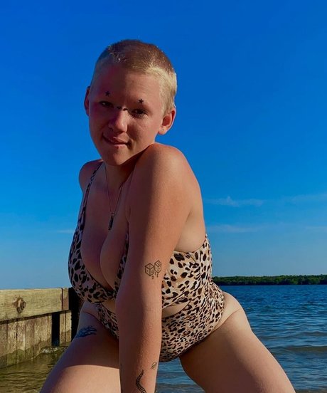 WoahPhinn naked model photo