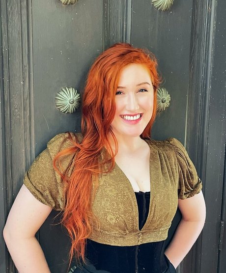 Julia Nilon model hot images