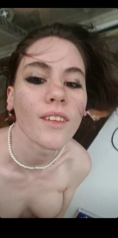 Raviry naked model image