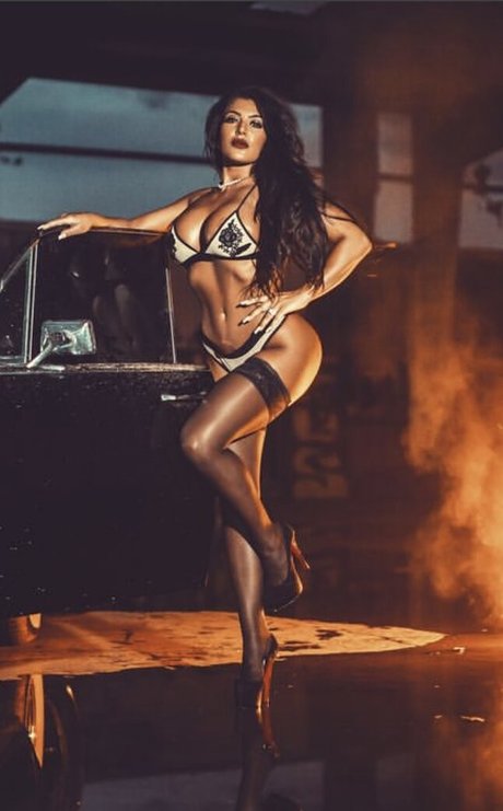 Nikki Waka model nice pic