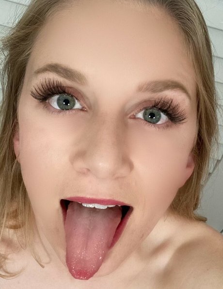 Demis Kitchen model sexy images