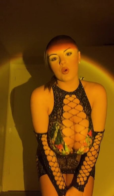 BustyLiv J nude model gallery