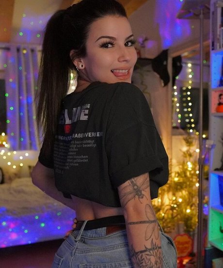 Ayliner free model pic