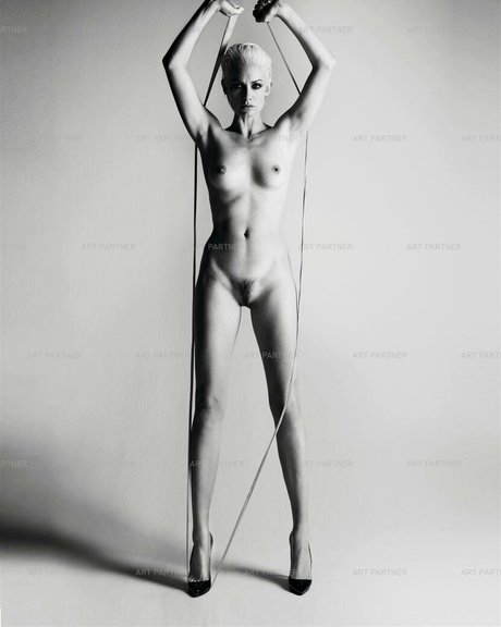Amber Valletta naked star pics