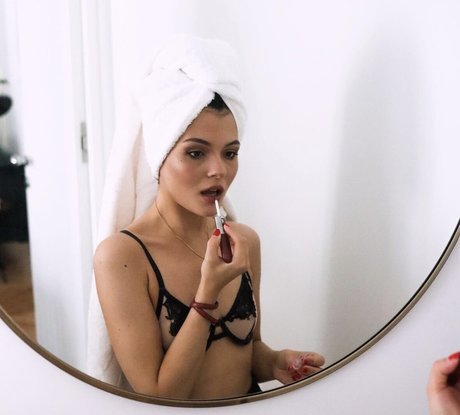 Thbnlaure model nude photos