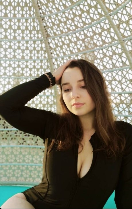 Elena Deligioz beautiful star image