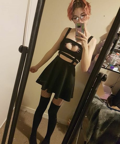 emmanoodle hot model image