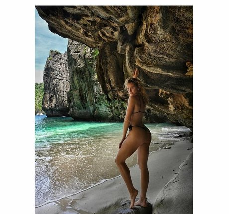 Shantel VanSanten star free image