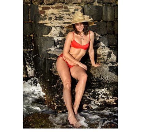 Shantel VanSanten adult model pictures