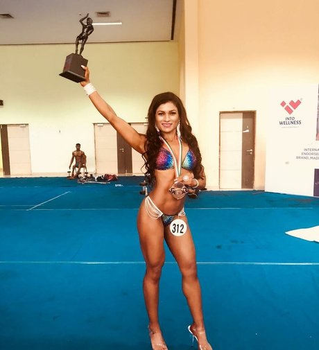 Mona Bhavsar beautiful model pictures