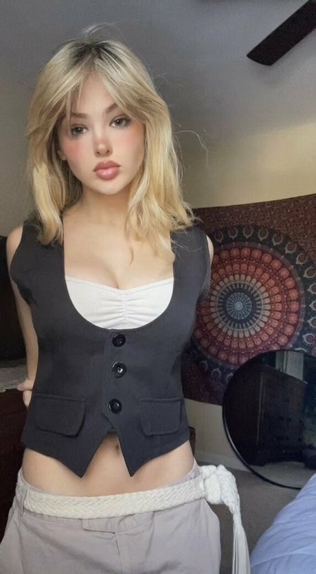 Ember Vail star top photos