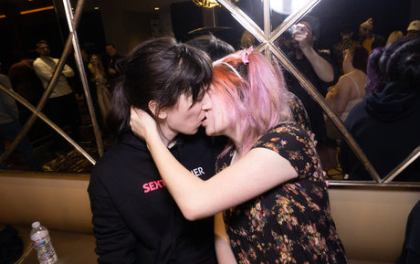 Sophie Ladder model naked img