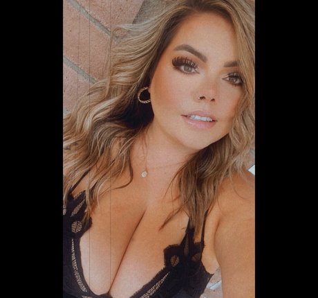 Lilly Zamora model pretty pics