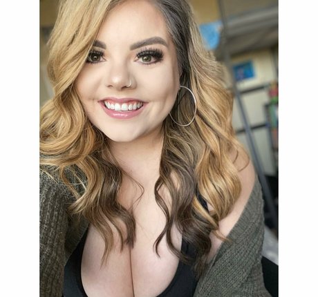 Lilly Zamora art star galleries