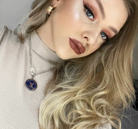 Amber R Brightman pretty star photo