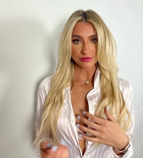 Hannah CookBarstool model top photos