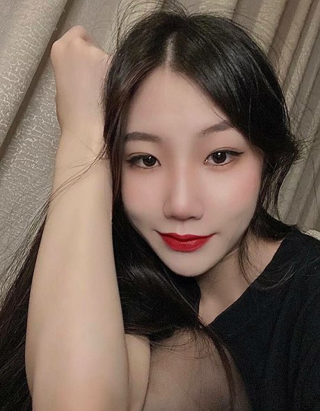 August Weiyang star high quality pictures