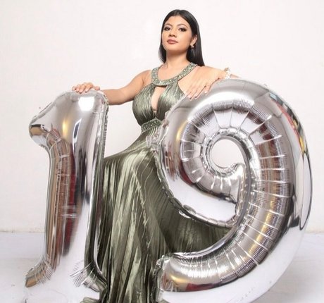 Paola Bustamante naked model image