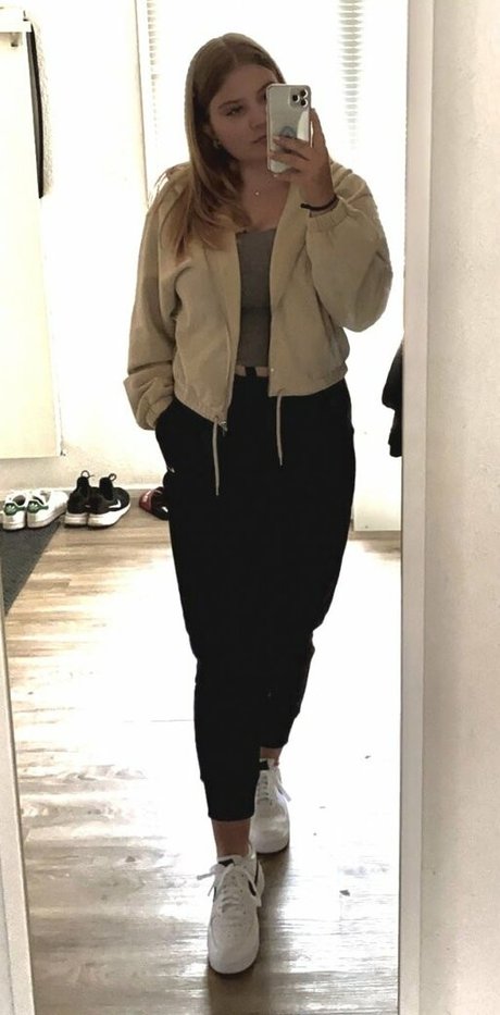 Aline Zwahlen art model photo