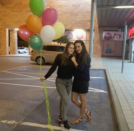 Sara Avni star hot images