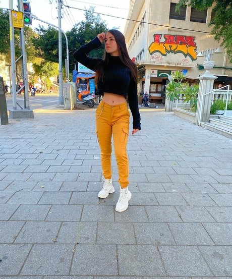 Sara Avni perfect model images