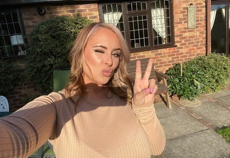 Smophs92 pretty model image