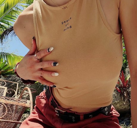 Antoenella sexy actress img