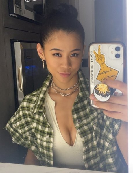 Leah Lewis best model archive