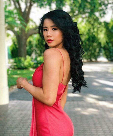 Leah Lewis nude pornstar picture