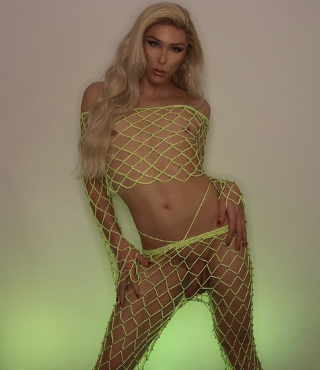 Naomib93 model nude archive