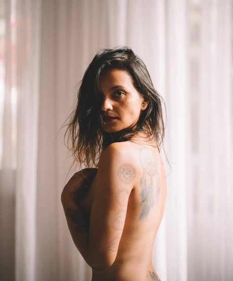 Kami Queiroz nude model img