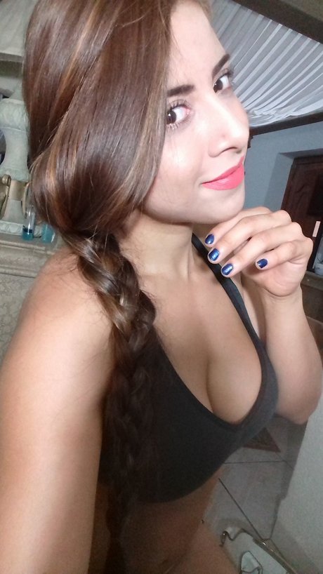 Elda De La Torre naked star images