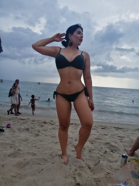 Elda De La Torre model hot image