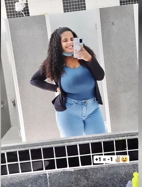 Mayla Coimbra model top img