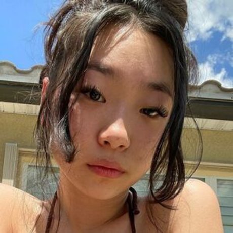 Queen hail model hot photo