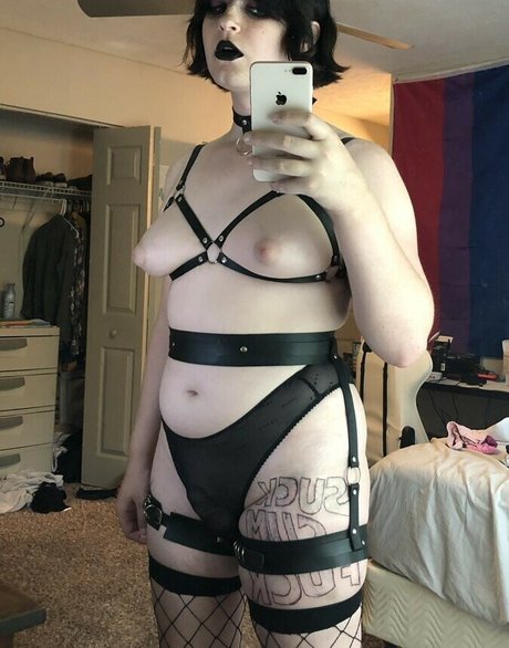 Scarlet Skeie model high quality image