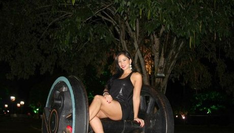 Anne Midori hot model image