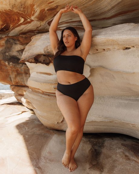 Yasmine MInovski model beautiful photos