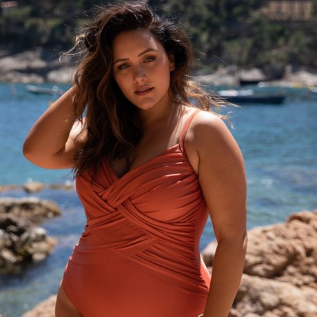 Yasmine MInovski porn model img