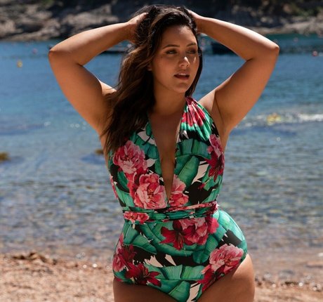 Yasmine MInovski perfect model img