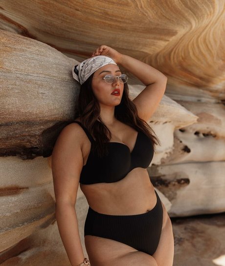 Yasmine MInovski model pornographic galleries