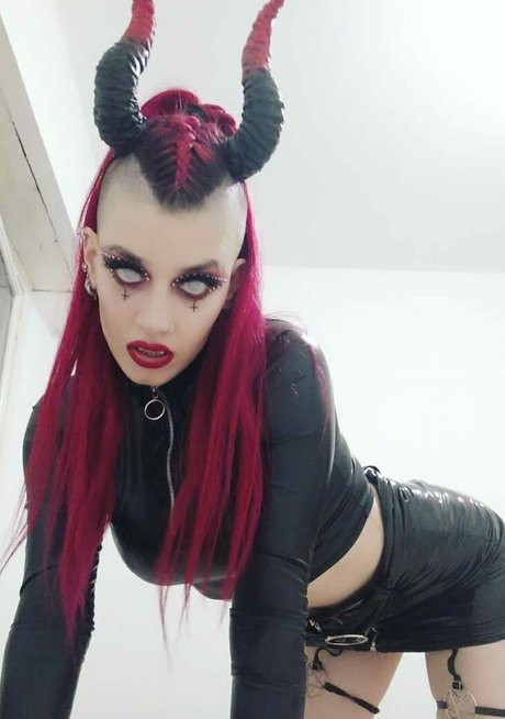 Wolfycornia model sexy pic