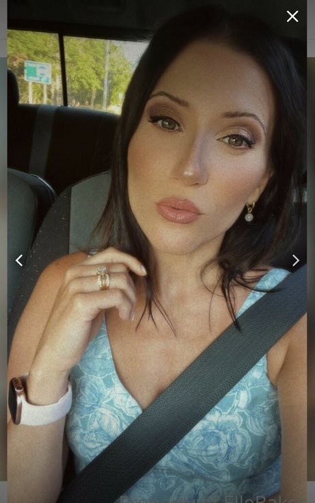 Elle Baker naked actress pics