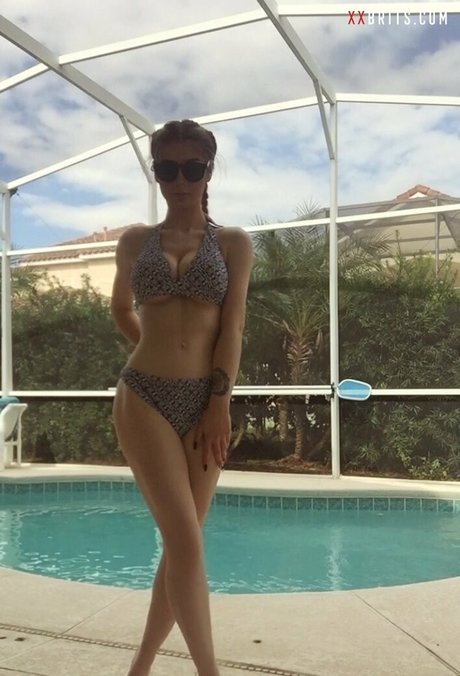 Leah Shaw star sexy picture