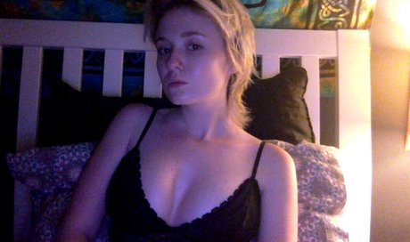 Oddcavities model nude picture