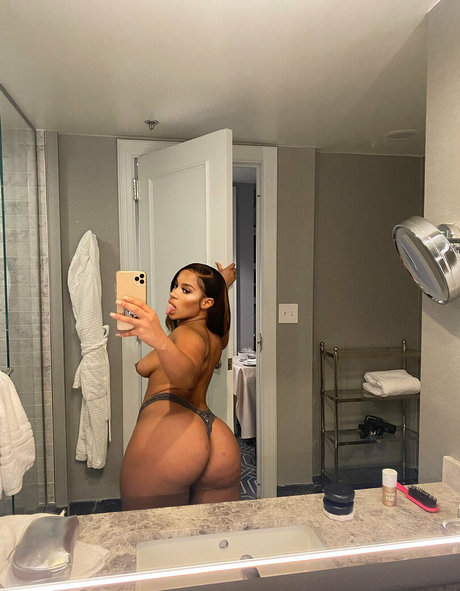 RielleUK porn model image