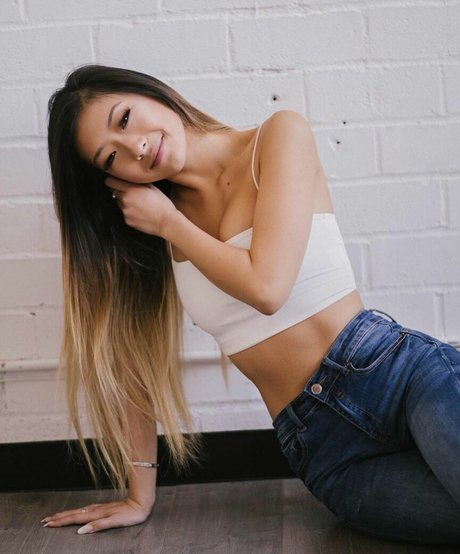 Gloriawuuu naked pornstar photo