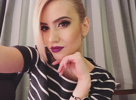 sarrabooo top model photos